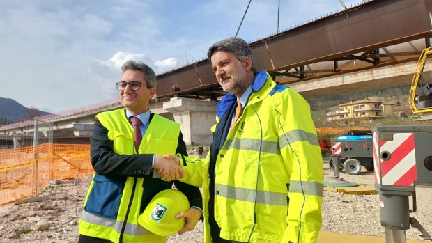Acqualagna, avviate le operazioni di varo del nuovo impalcato del viadotto Candigliano