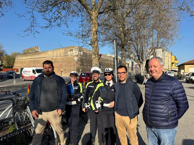 Biciclette abbandonate, il Comune di Fano parte dalla stazione: via alla rimozione