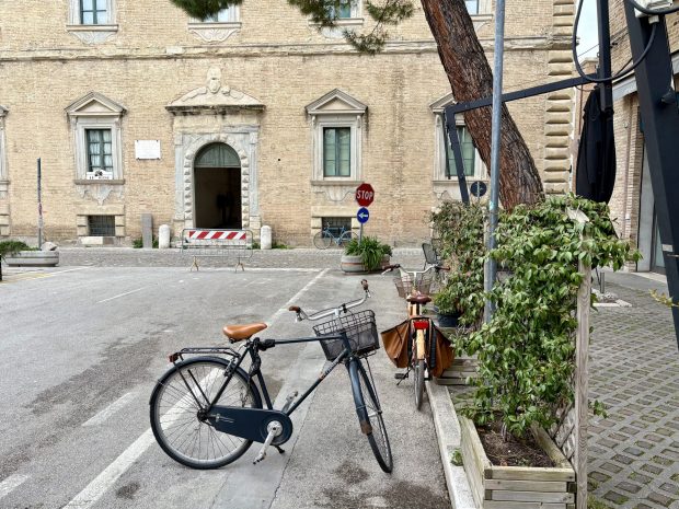 Ciclabilità, Fano Cresce: “Non bastano le piste, servono servizi”. Interrogazione su rastrelliere e accesso alla stazione