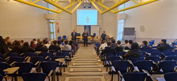 I carabinieri di Fano, Fossombrone, Cagli e Pergola incontrano gli studenti