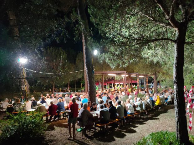 Cena in Pineta, la solidarietà unisce Mondolfo e Marotta: raccolti oltre 4.000 euro per le famiglie del territorio