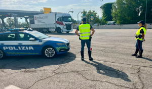 Fano, ricercato per reati predatori in A14 senza patente e assicurazione auto