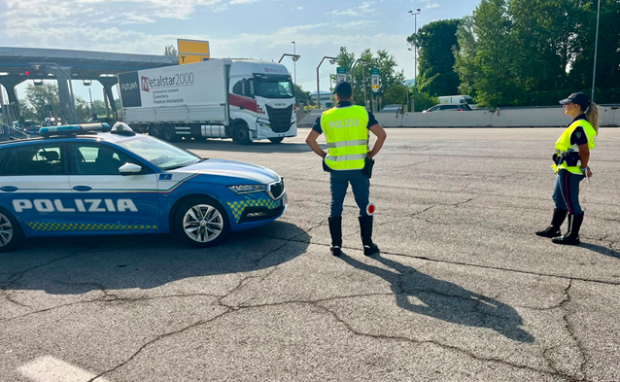Fano, ricercato per reati predatori in A14 senza patente e assicurazione auto